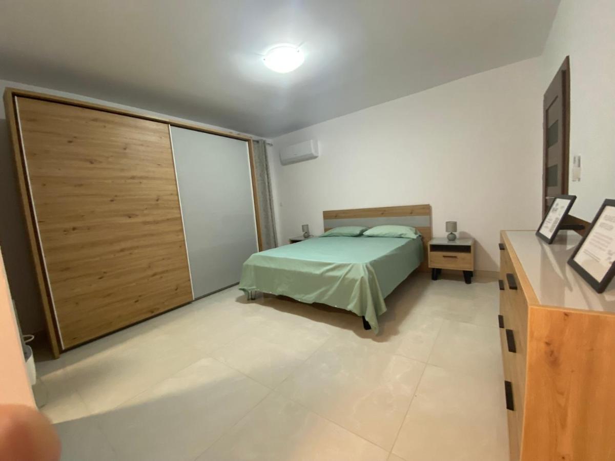 Modern, Spacious, 3 Bedroom Apartment Near Malta International Airport 卢加 外观 照片